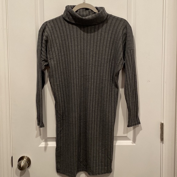 Boohoo Turtle Neck Tunic Size 2 - Picture 2 of 5